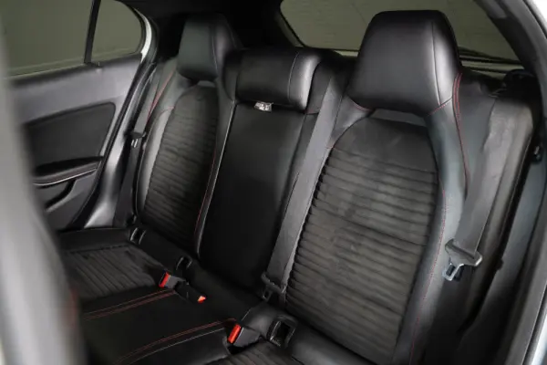 Mercedes-Benz GLA 200 AMG Line 41