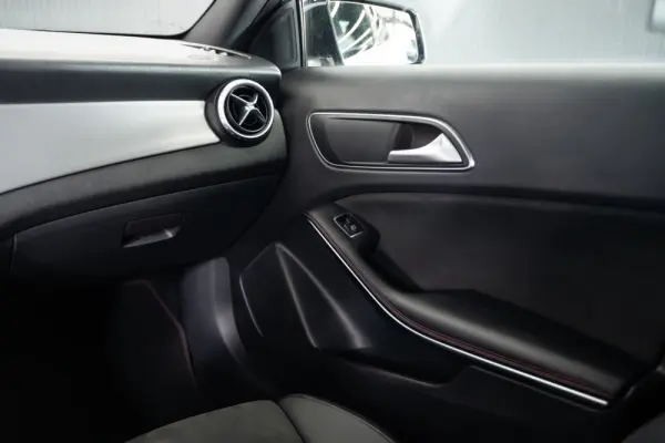 Mercedes-Benz GLA 200 AMG Line 37