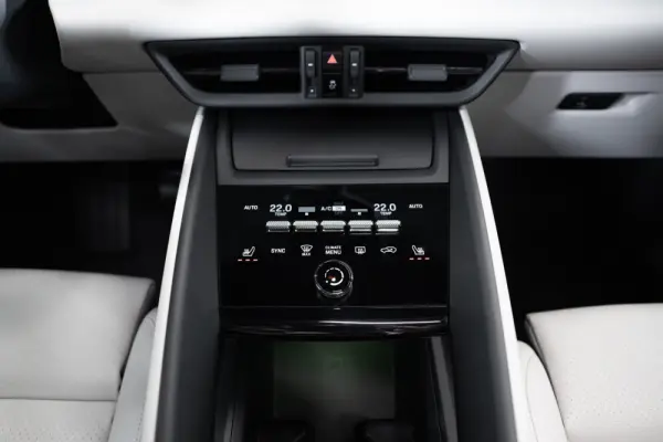 Porsche Macan Electric 43