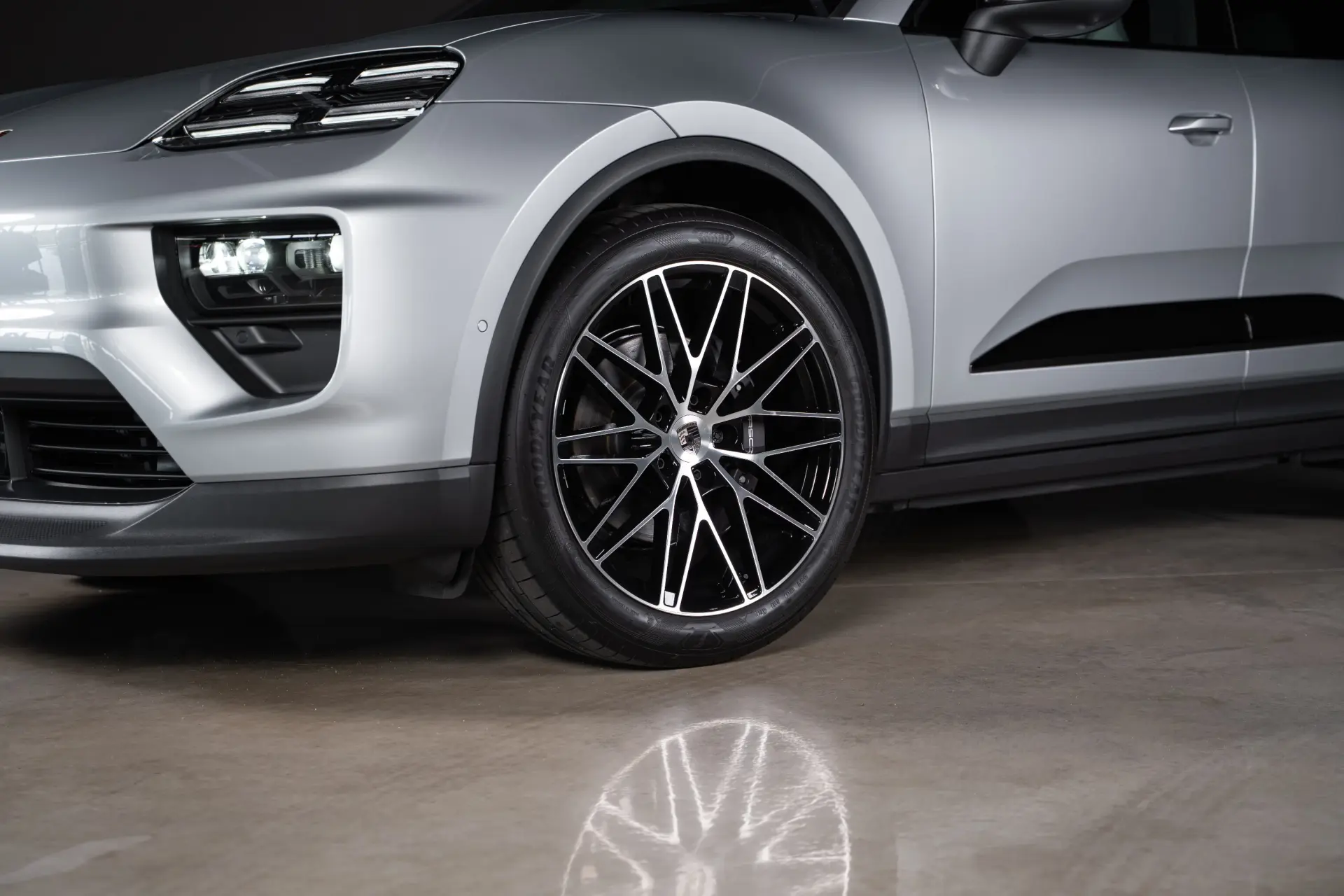 Porsche Macan Electric 8