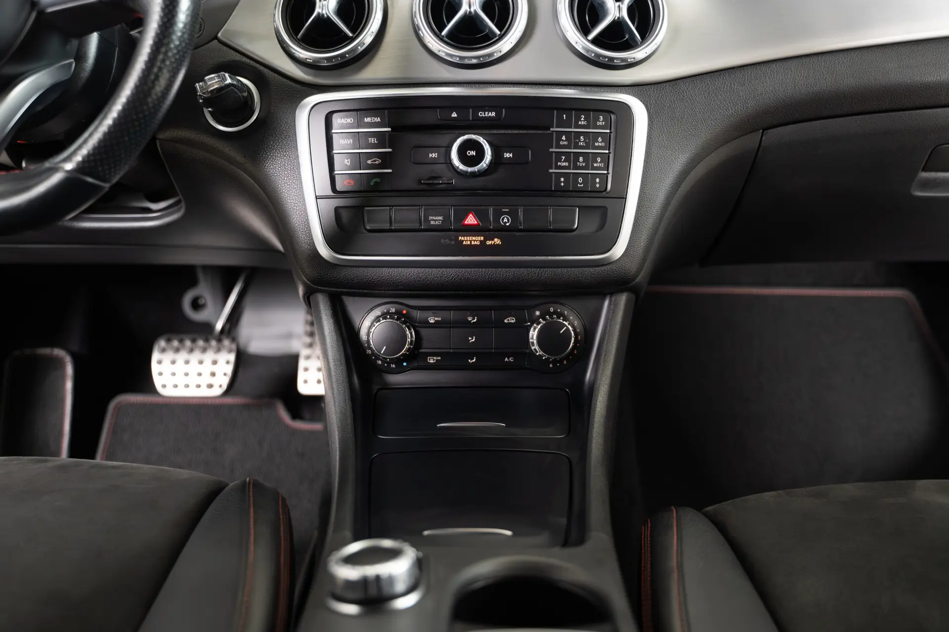 Mercedes-Benz GLA 200 AMG Line 31