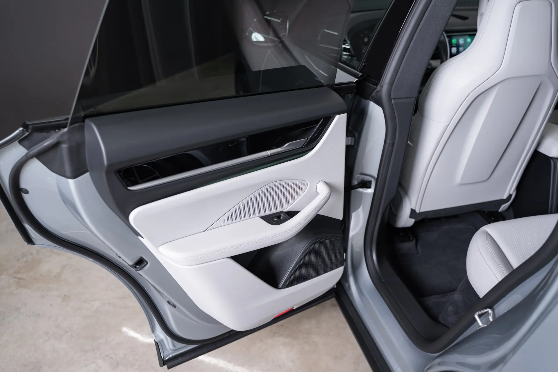 Porsche Macan Electric 48