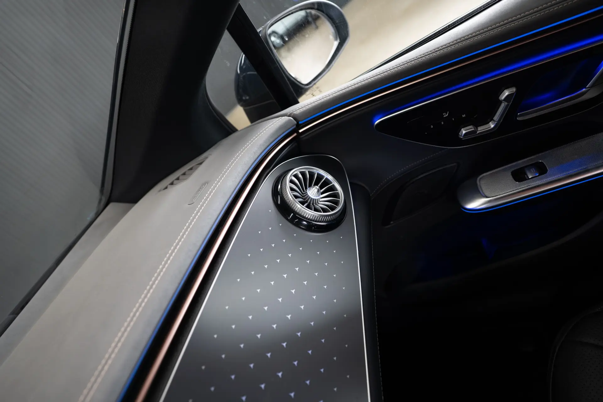 Mercedes-Benz EQE 300 Electric Art 37