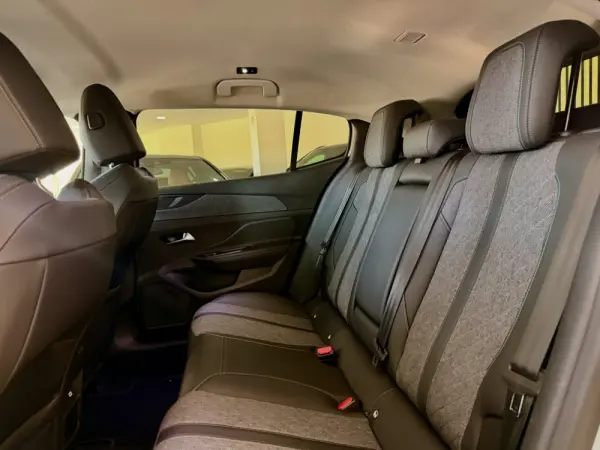 Peugeot 408 1.6 Hybrid Allure e-EAT8 4