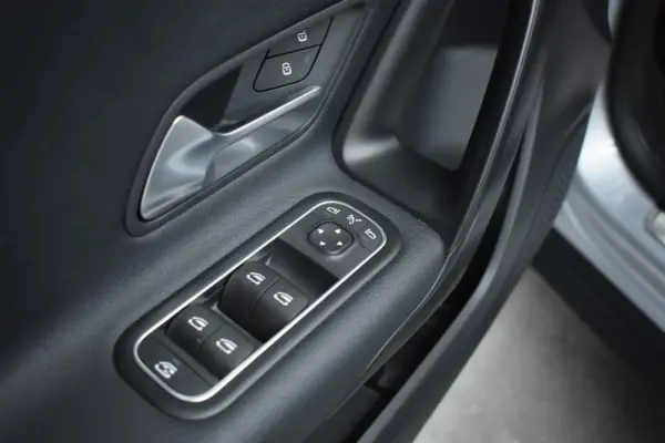Mercedes-Benz A 200 Standard 7