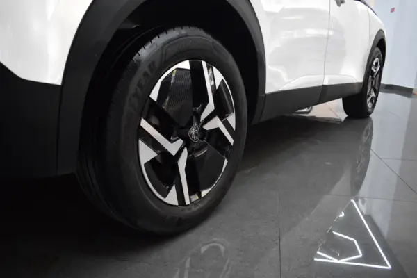Peugeot 2008 1.2 PureTech Allure EAT8 5