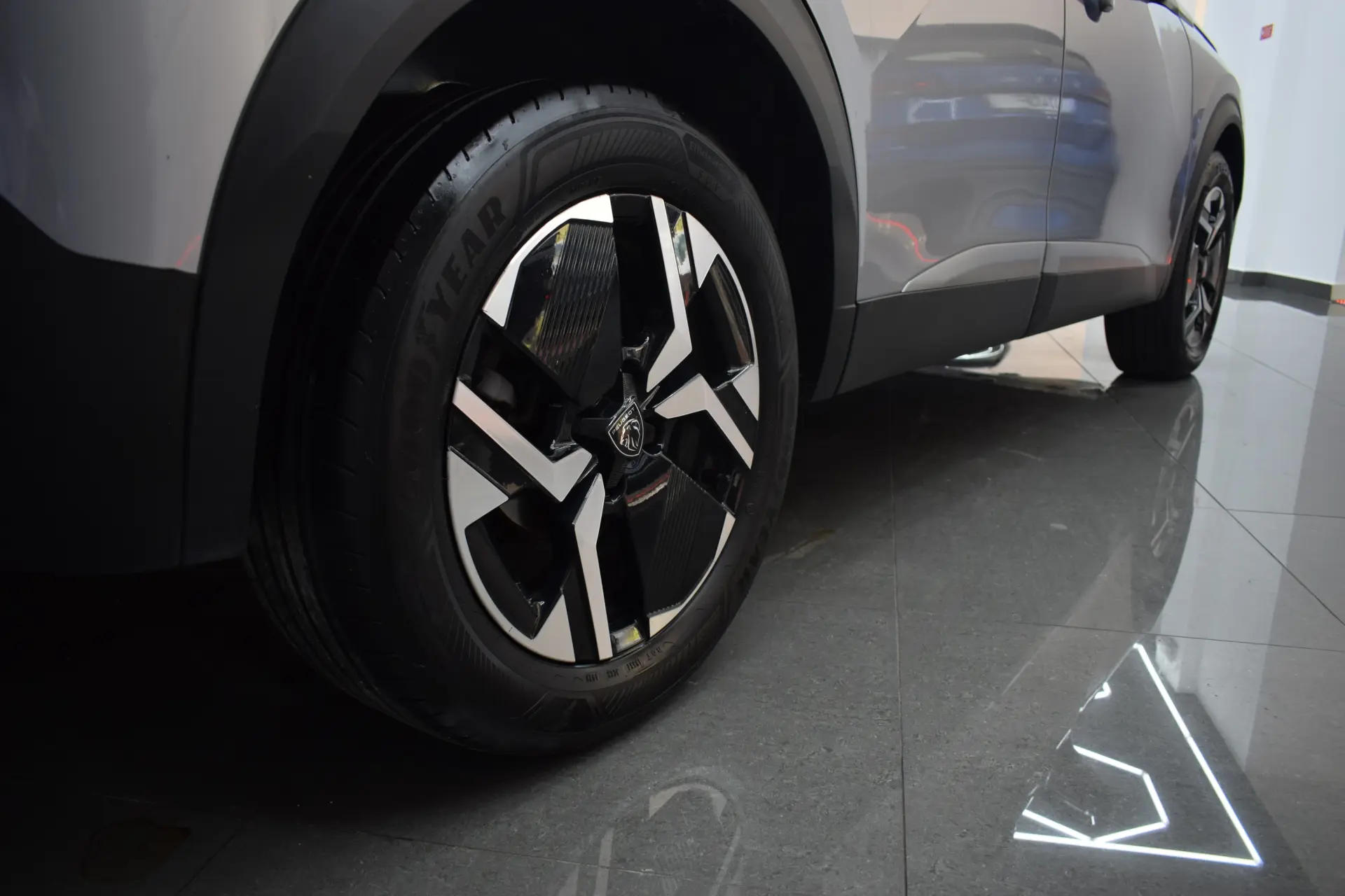 Peugeot 2008 1.2 PureTech Allure EAT8 4