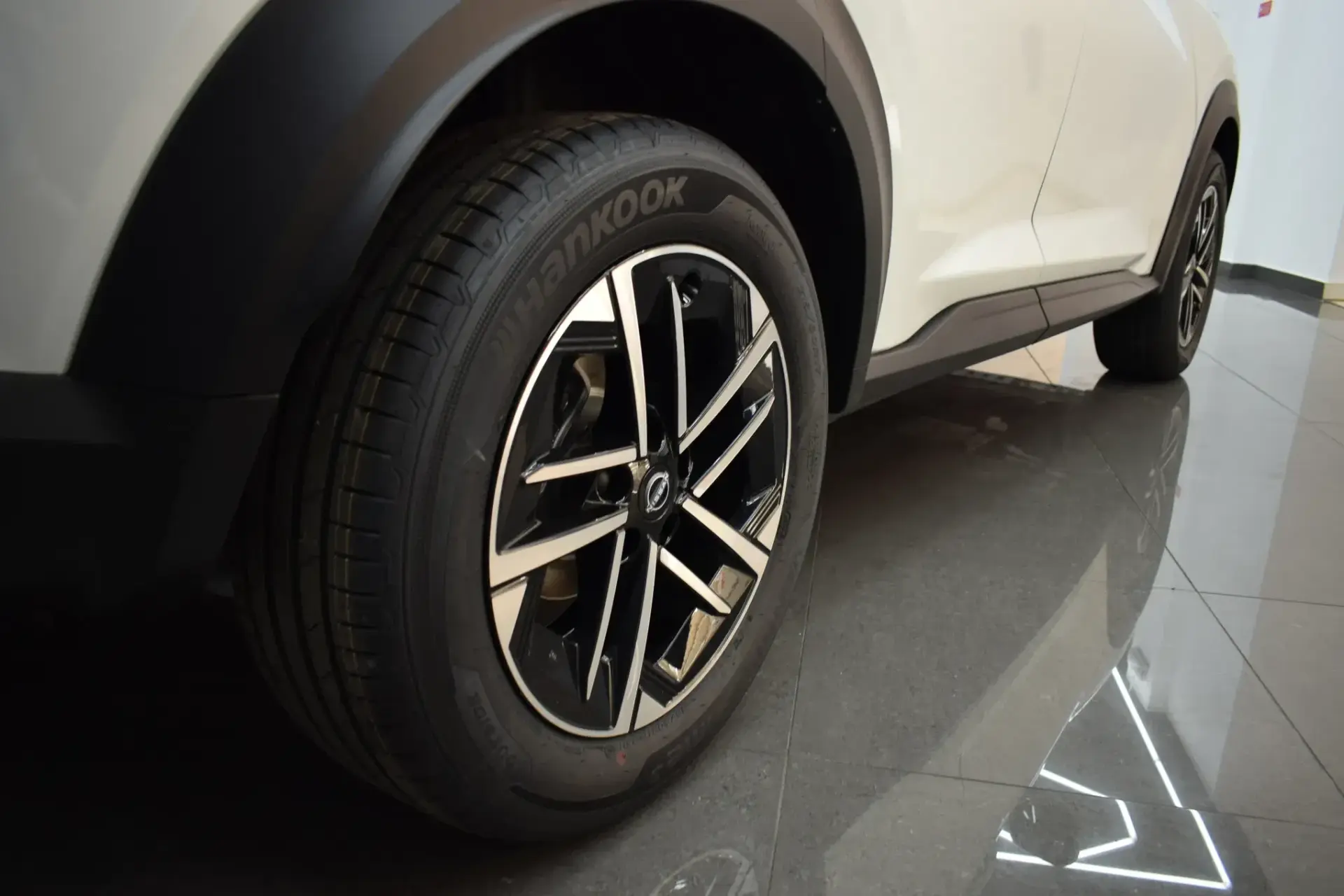 Nissan Juke 1.0 DIG-T N-Connecta Two Tone DCT 4