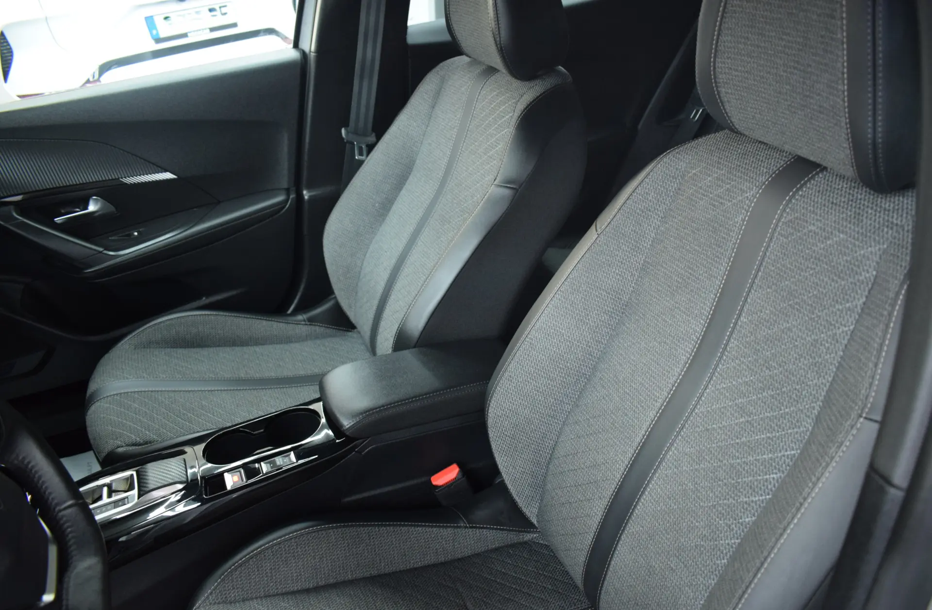 Peugeot 2008 1.2 PureTech Allure EAT8 13