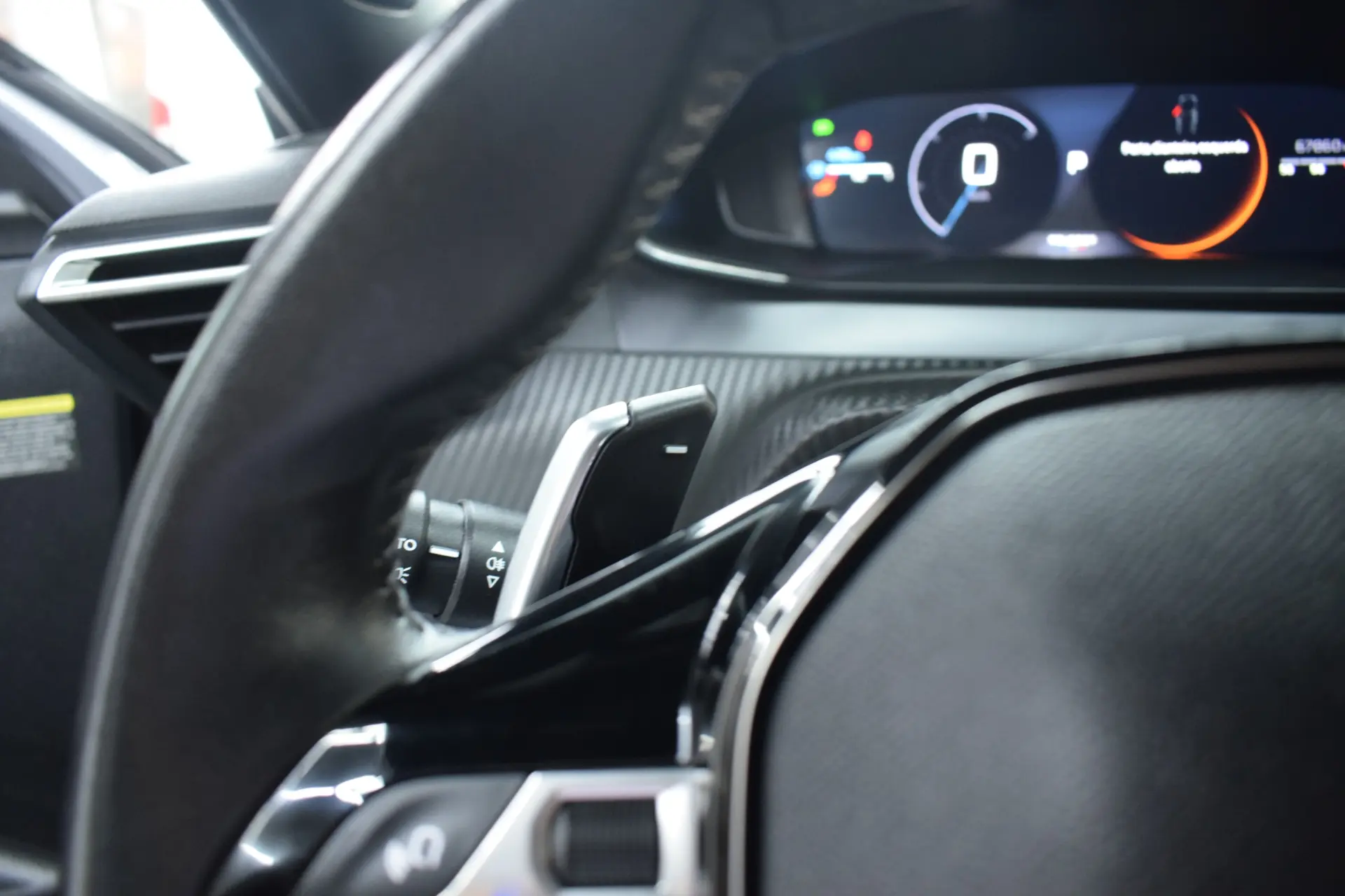 Peugeot 2008 1.2 PureTech Allure EAT8 11