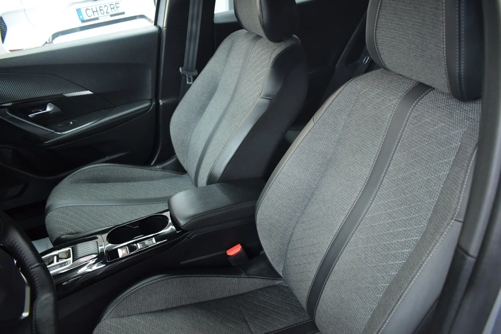 Peugeot 2008 1.2 PureTech Allure EAT8 17