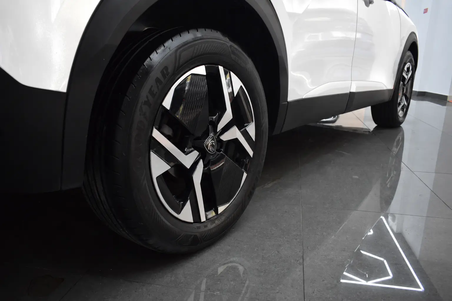 Peugeot 2008 1.2 PureTech Allure EAT8 5