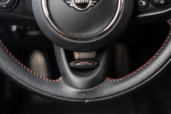 MINI 5 Portas Cooper Premium JCW Auto 11