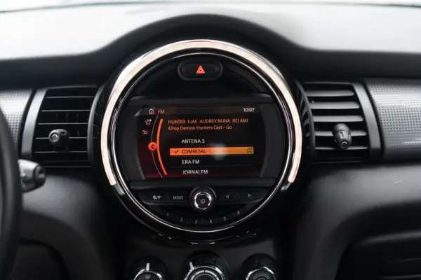 MINI 5 Portas Cooper Premium JCW Auto 29