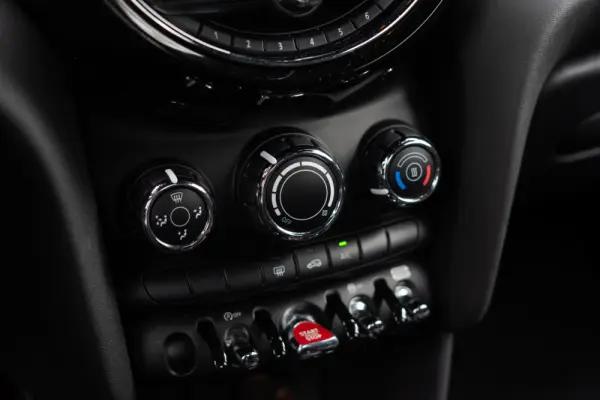 MINI 5 Portas Cooper Premium JCW Auto 37