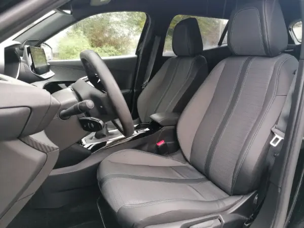 Peugeot 2008 1.2 PureTech Allure Pack 23
