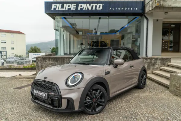 MINI Cabrio Cooper Premium Extra JCW Auto 32
