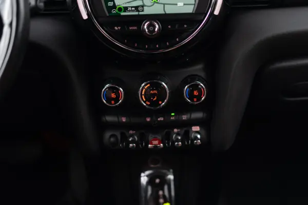 MINI 5 Portas Cooper D Auto 26