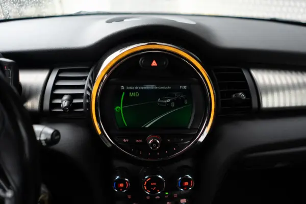 MINI 5 Portas Cooper D Auto 23