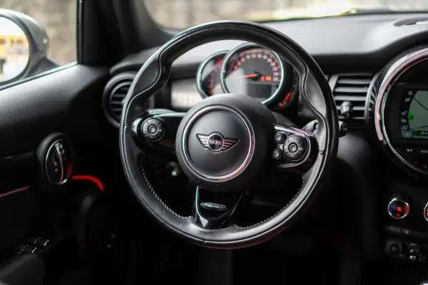 MINI 5 Portas Cooper D Auto 8