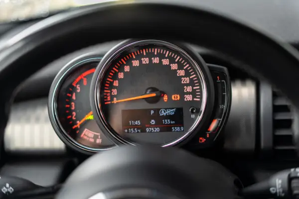 MINI 5 Portas Cooper D Auto 13