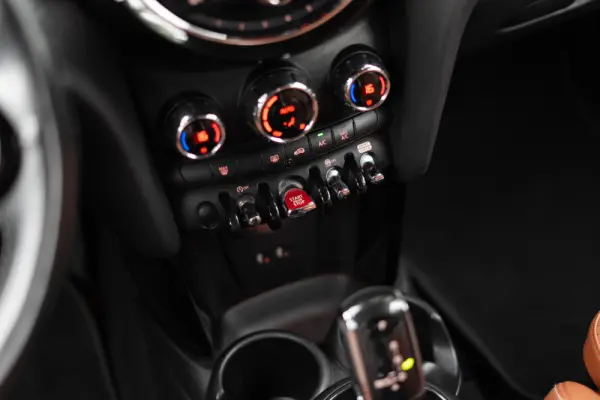 MINI 5 Portas Cooper D Auto 27