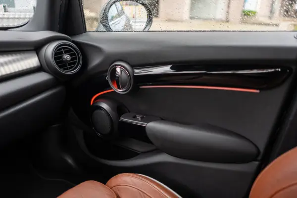 MINI 5 Portas Cooper D Auto 37