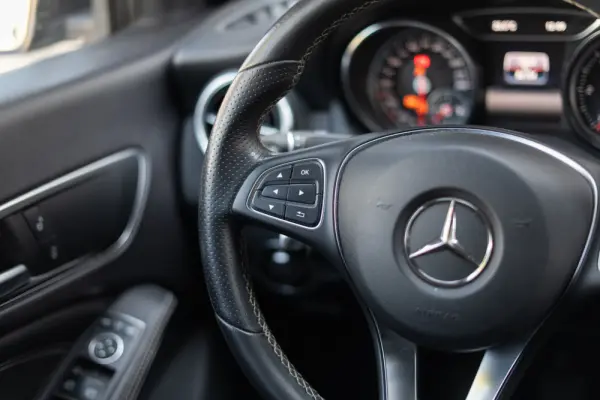 Mercedes-Benz CLA 180 d Urban 8