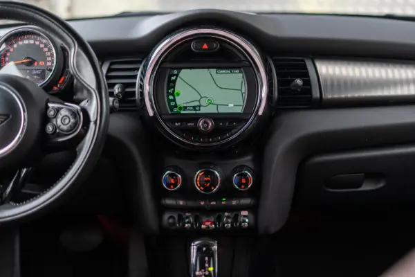 MINI 5 Portas Cooper D Auto 17