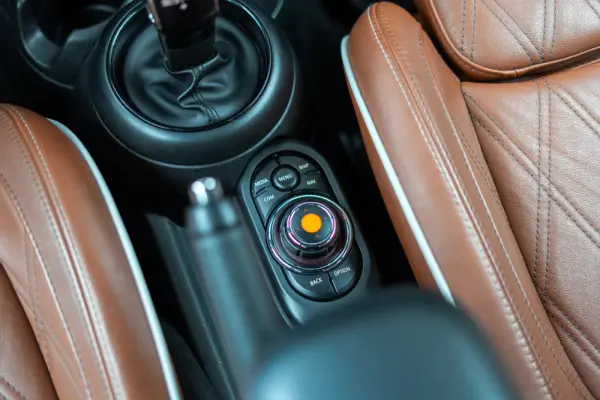 MINI 5 Portas Cooper D Auto 31