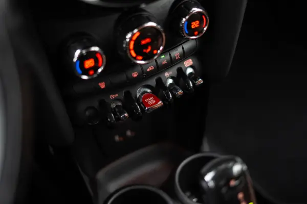 MINI 5 Portas Cooper D Auto 28