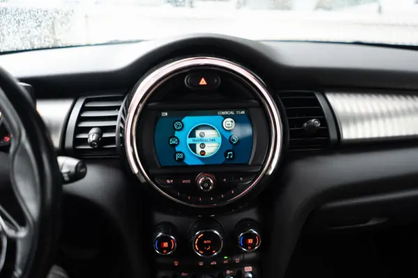 MINI 5 Portas Cooper D Auto 64