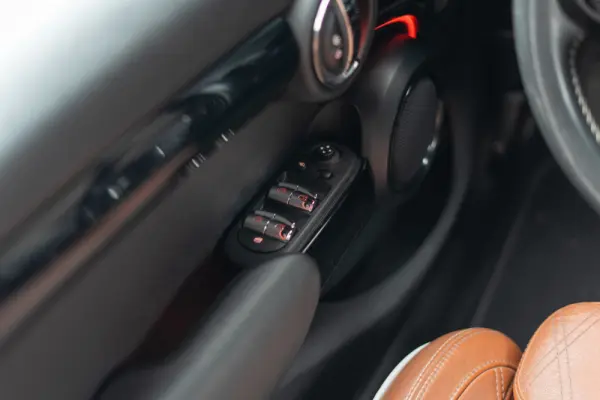 MINI 5 Portas Cooper D Auto 34