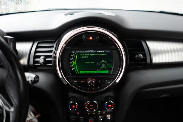 MINI 5 Portas Cooper D Auto 71