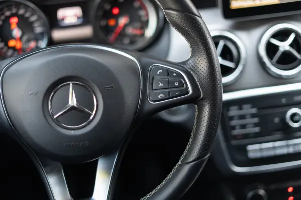 Mercedes-Benz CLA 180 d Urban 9