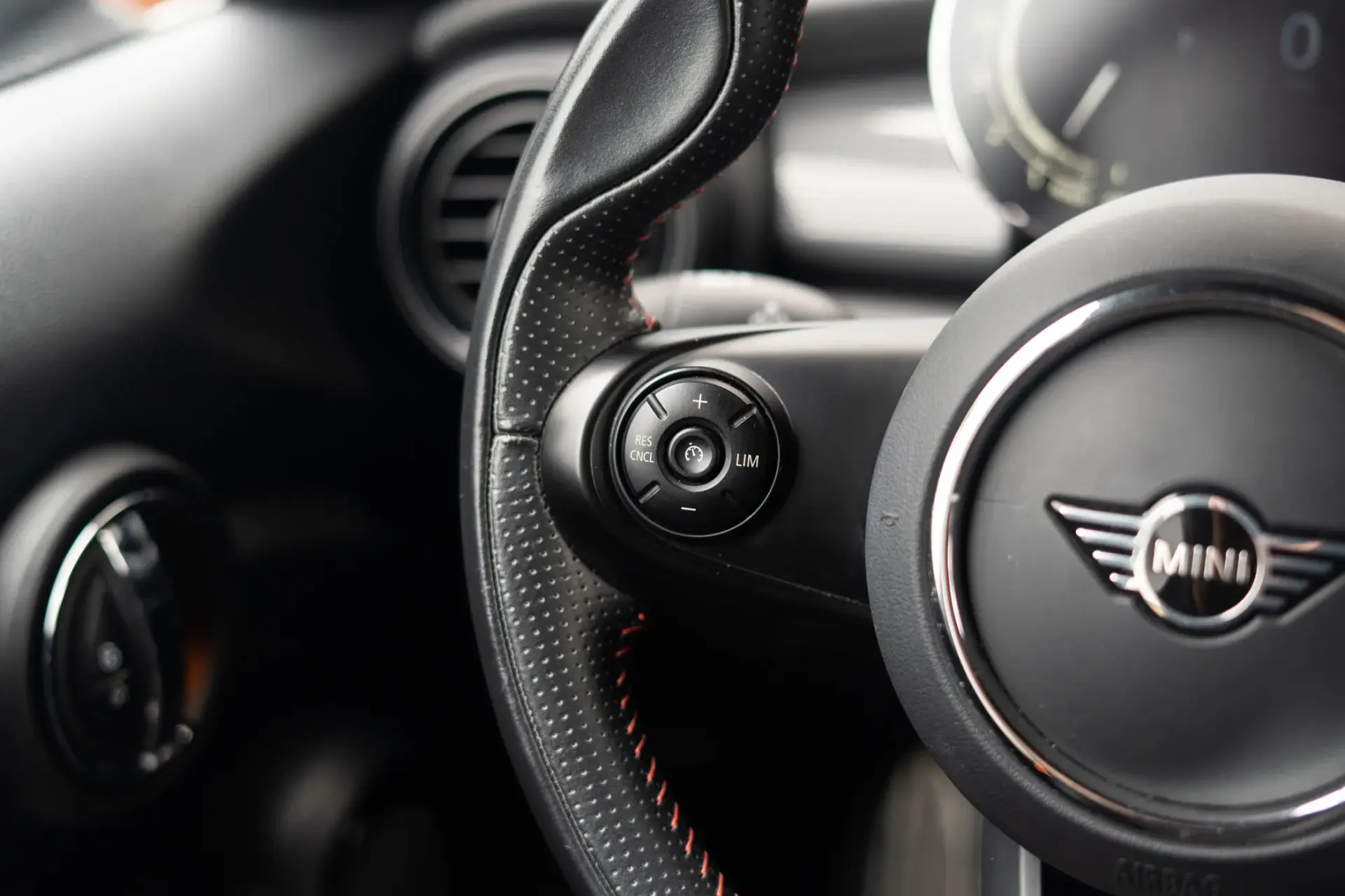 MINI 5 Portas Cooper Premium JCW Auto 8
