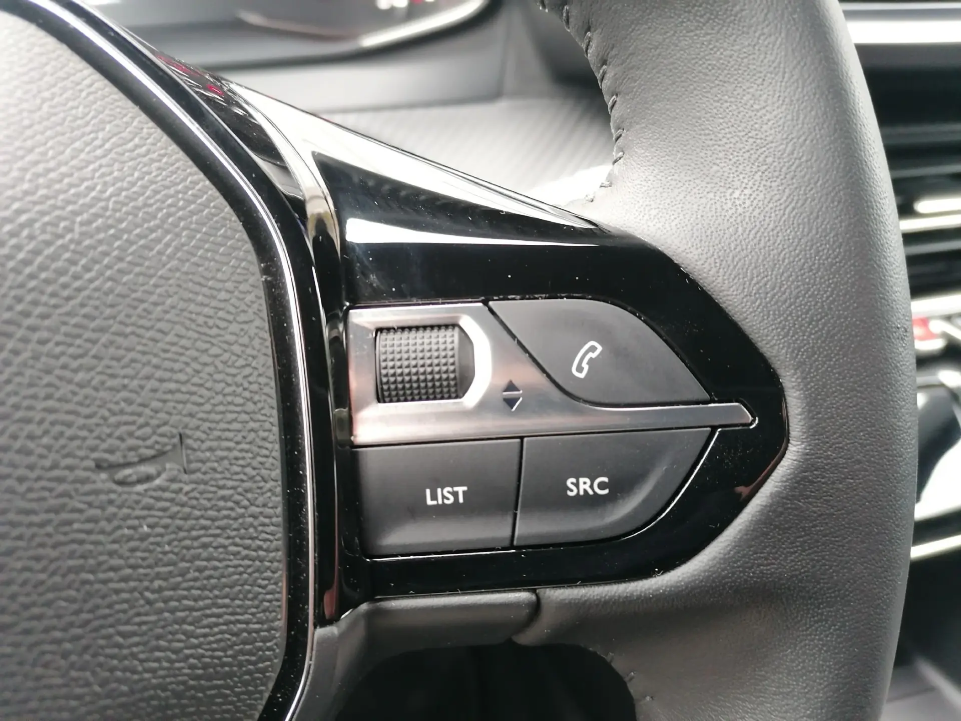 Peugeot 2008 1.2 PureTech Allure Pack 16