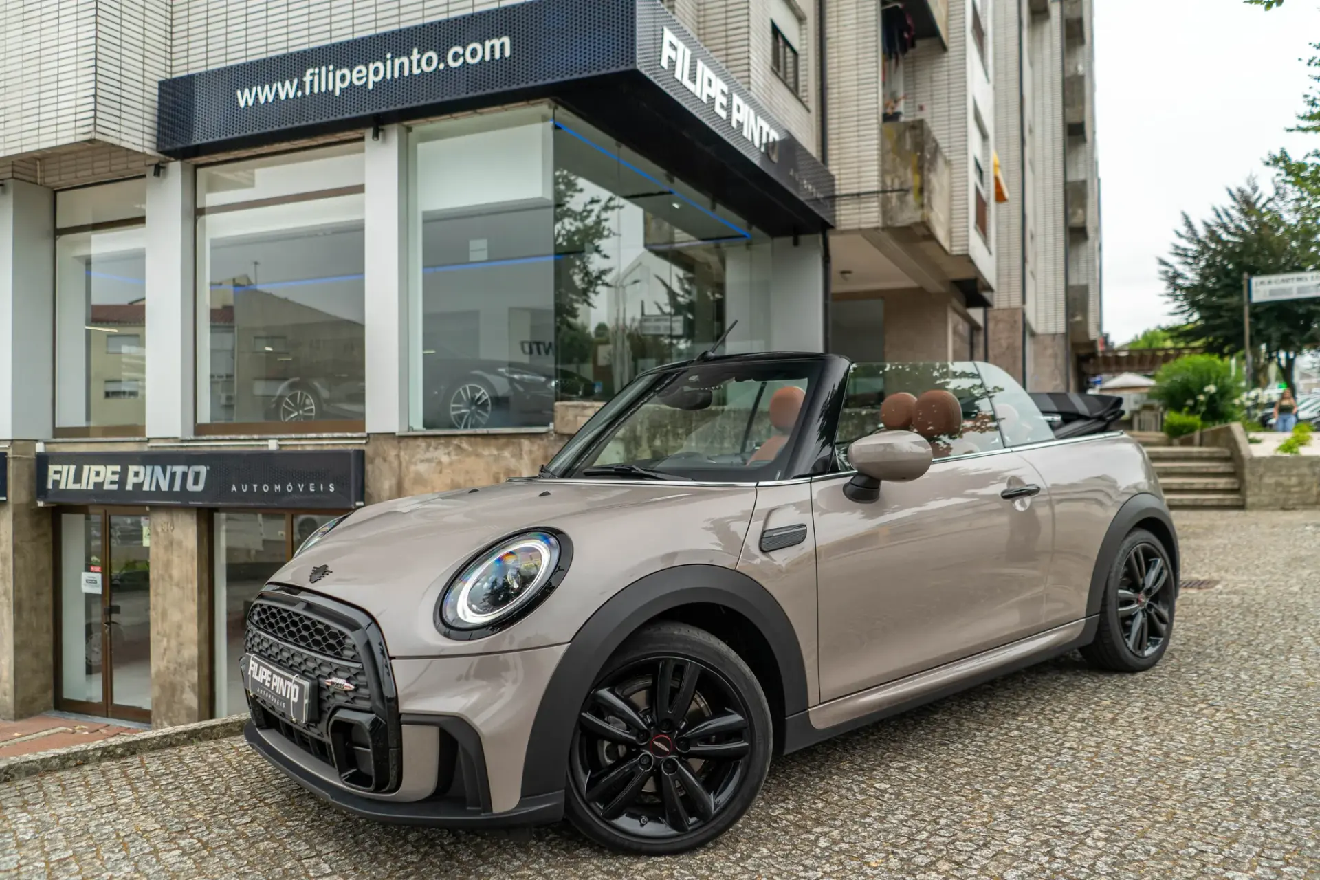 MINI Cabrio Cooper Premium Extra JCW Auto 2