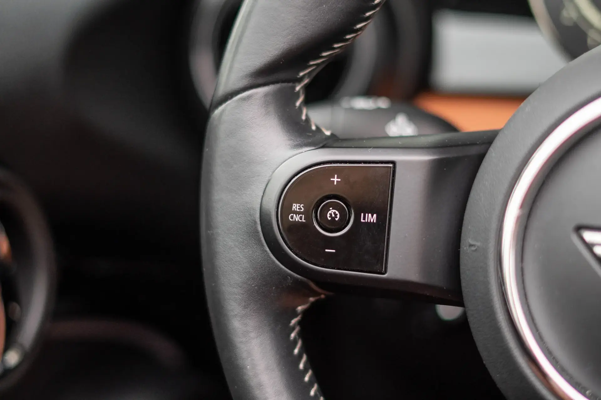 MINI Cabrio Cooper Premium Extra JCW Auto 13