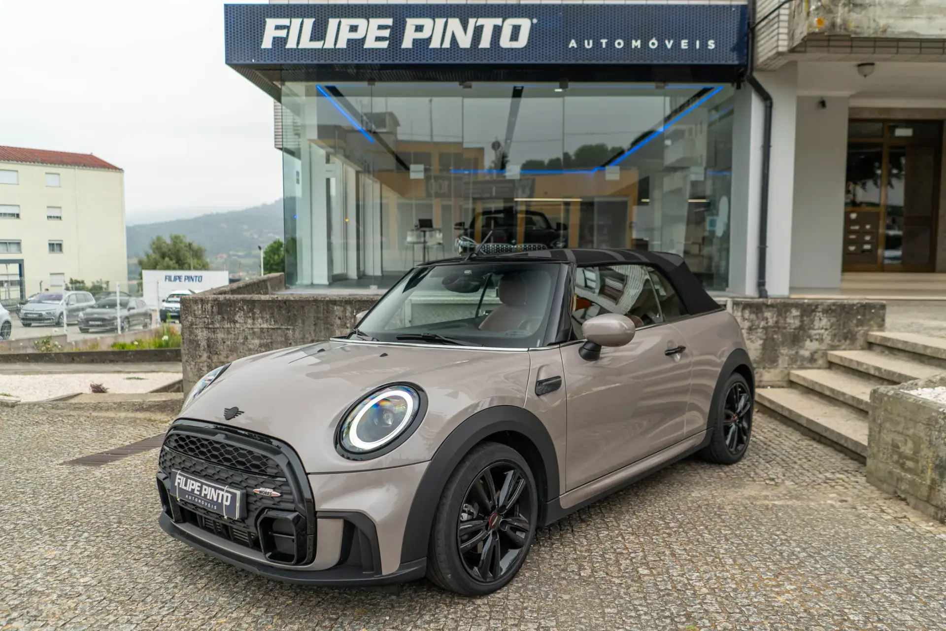 MINI Cabrio Cooper Premium Extra JCW Auto 31