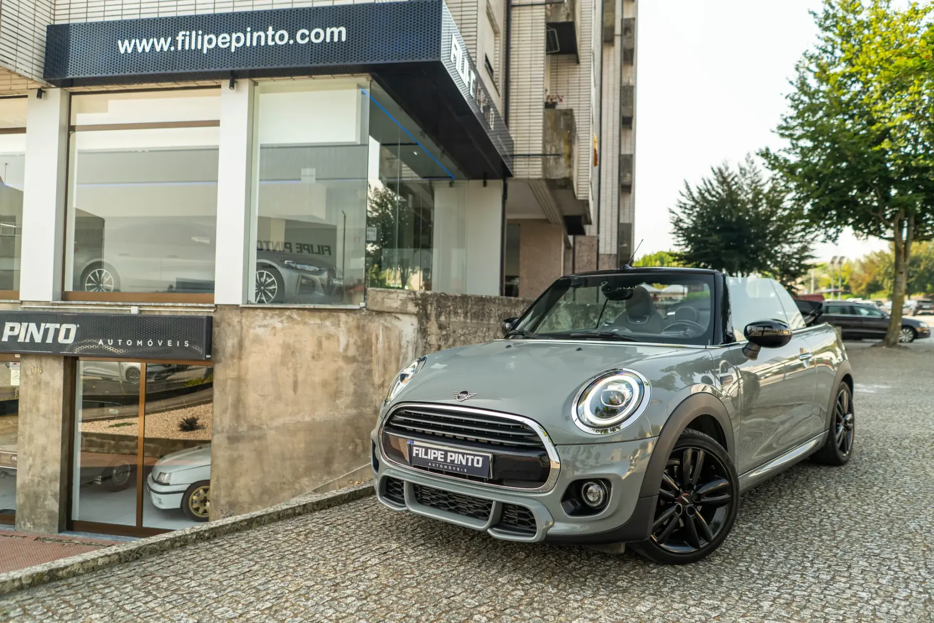 MINI Cabrio Cooper Premium Extra JCW Auto 2