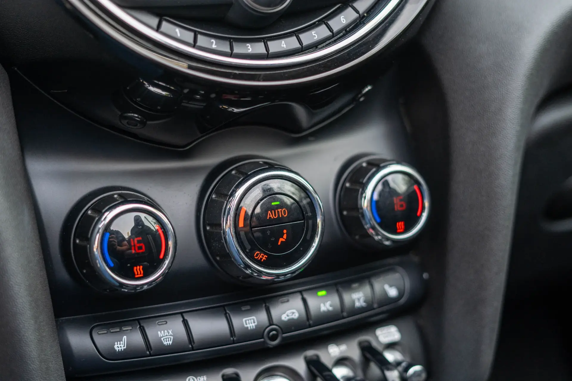 MINI Cabrio Cooper Premium Extra JCW Auto 28