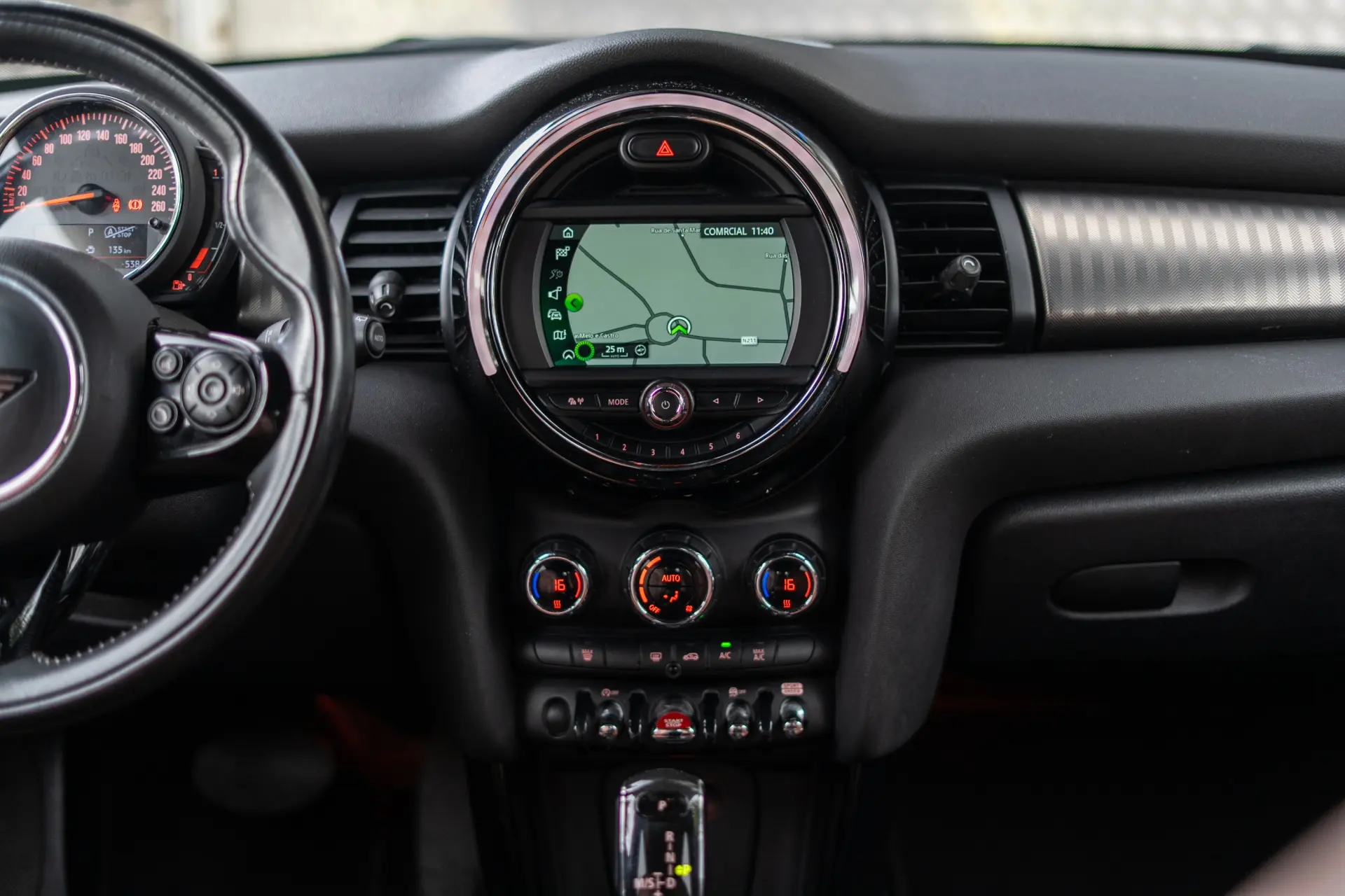 MINI 5 Portas Cooper D Auto 17
