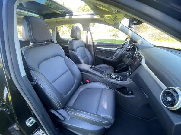 MG ZS Luxury 28
