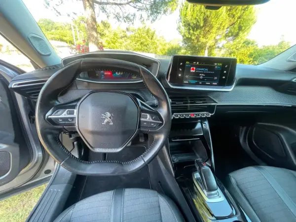 Peugeot e-2008 Allure 19