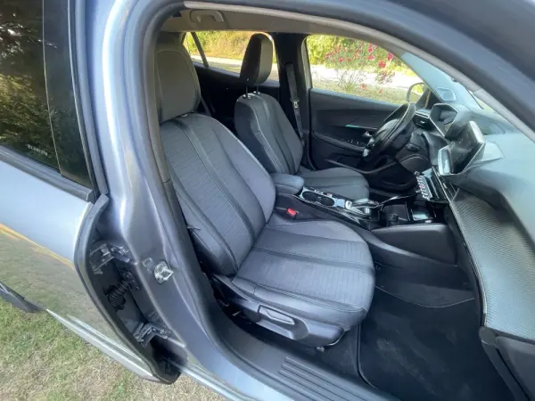 Peugeot e-2008 Allure 12