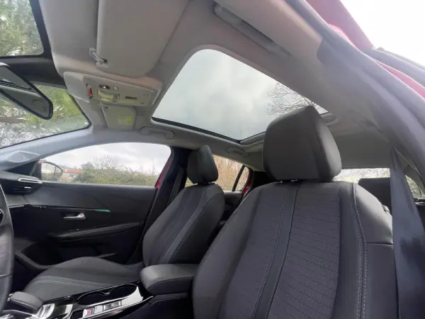 Peugeot e-208 Allure 32