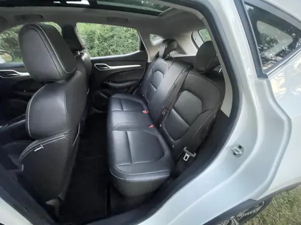 MG ZS Luxury 16