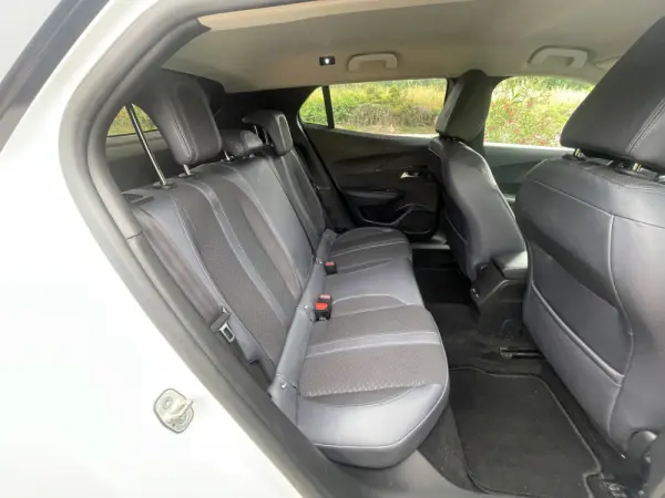 Peugeot e-2008 Allure 26