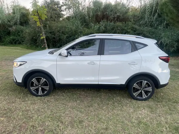 MG ZS Luxury 4
